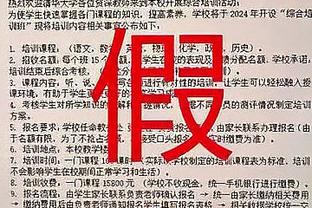 反观……小托马斯运球摔倒 旁边篮网主帅沃恩跳起来光速叫暂停！